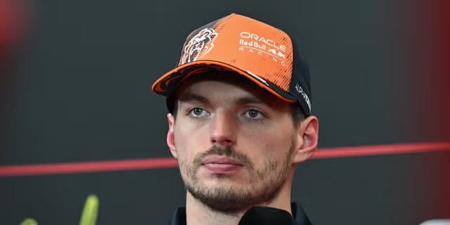 Max Verstappen con gorra de Oracle Red Bull Racing hablando ante un micrófono en declaraciones tras el GP de Hungría 2026