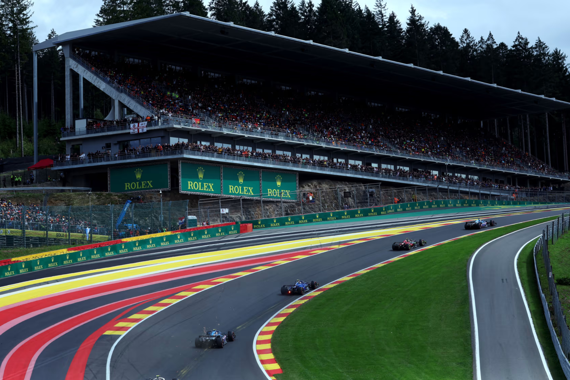 Grandstand junto a la curva de Eau Rouge en Spa-Francorchamps repleto de aficionados durante una sesión del GP de Bélgica