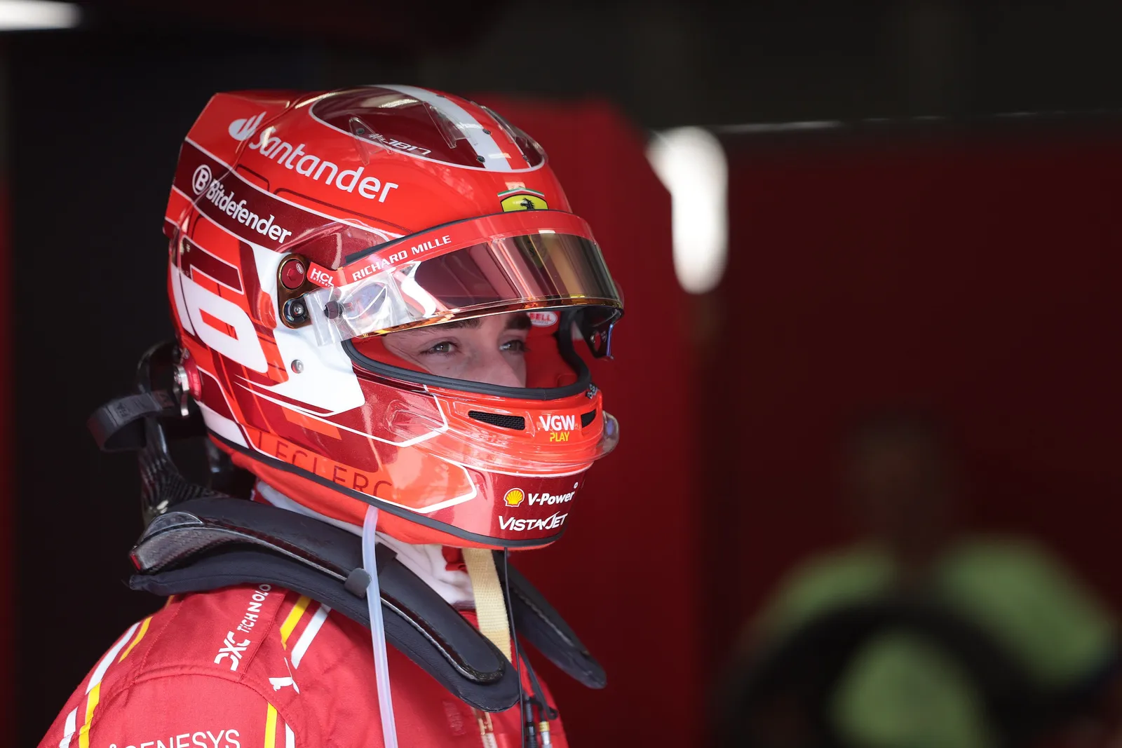Primer plano del casco de Charles Leclerc (Ferrari) con la visera cerrada, mostrando el refuerzo superior y el mecanismo de sujeción