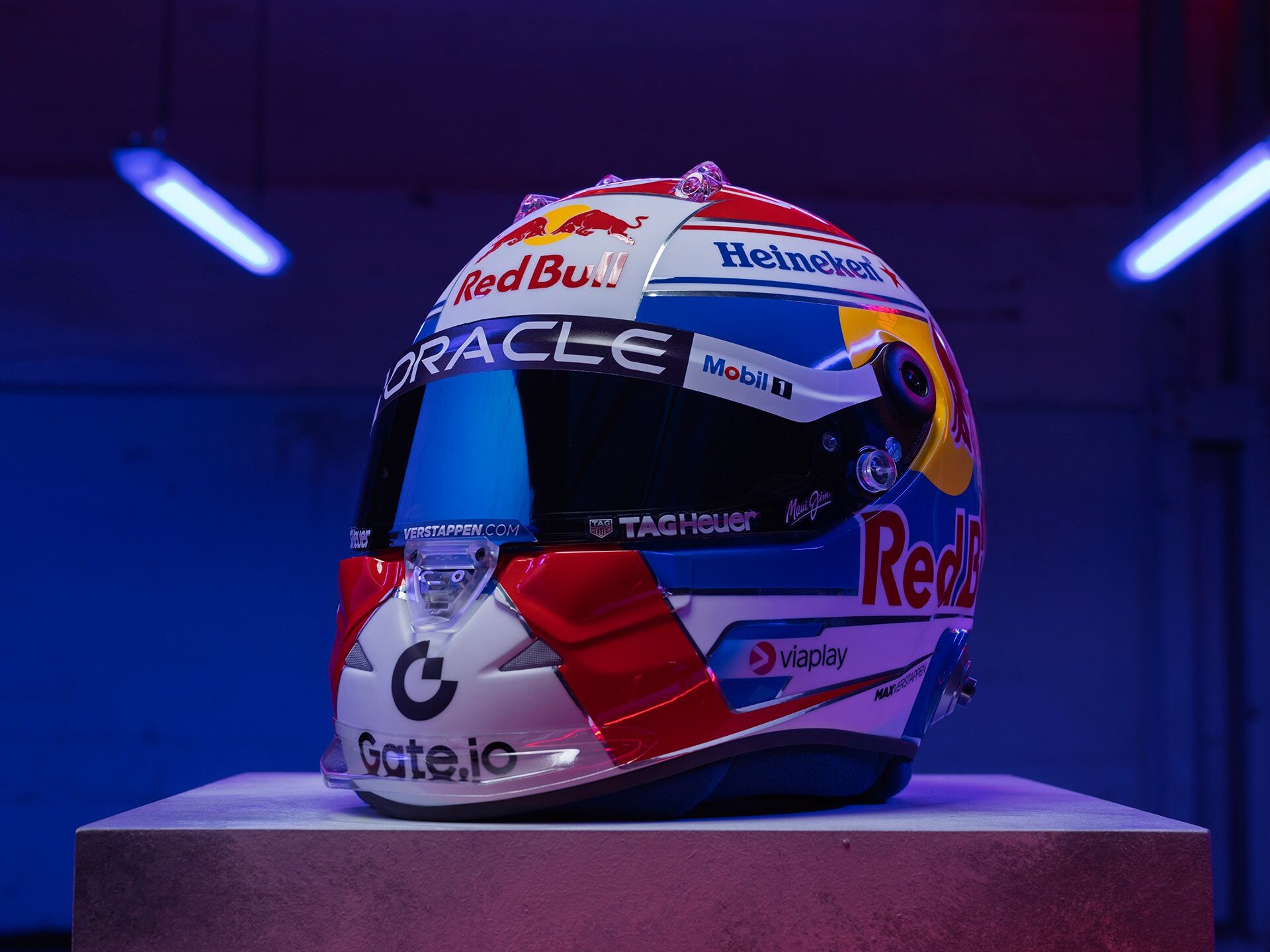 Casco de Fórmula 1 de Max Verstappen (Red Bull Racing) fotografiado de frente, mostrando la carcasa exterior de fibra de carbono y los logos de los patrocinadores