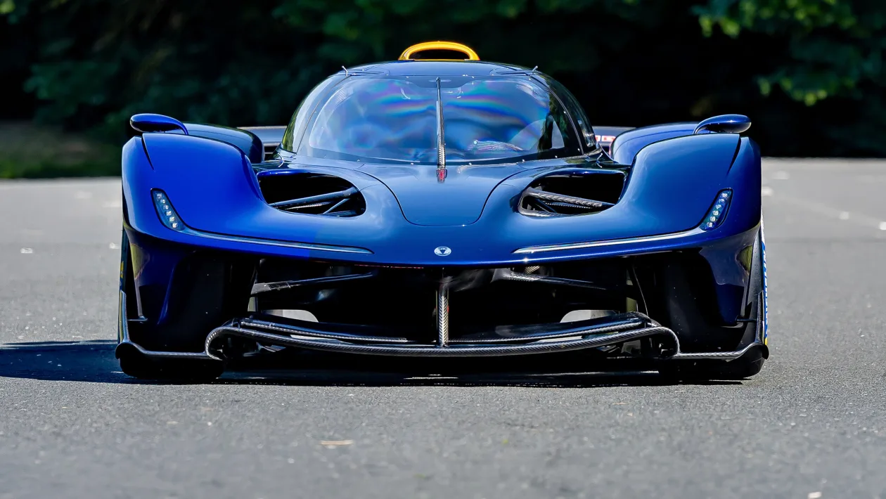 Vista frontal del Red Bull RB17 en pista, con su carrocería azul y el gran halo transparente sobre el habitáculo