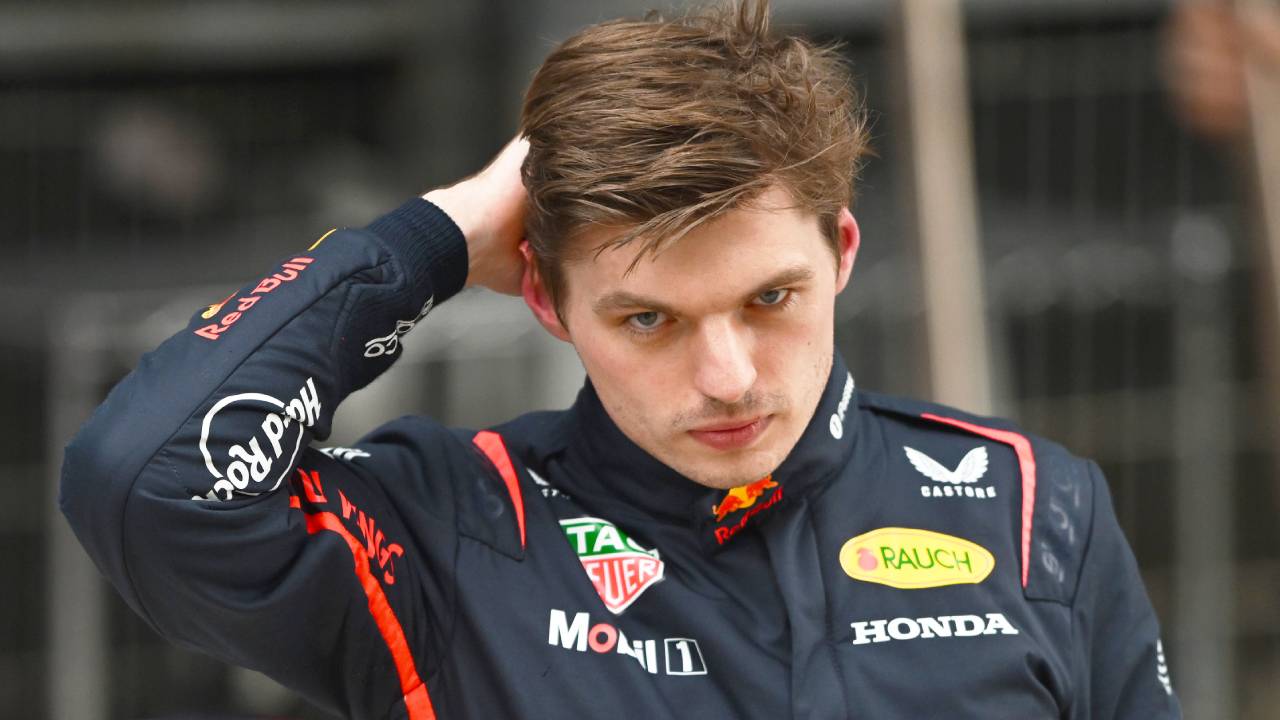 Max Verstappen con el uniforme de Red Bull Racing durante un Gran Premio de Fórmula 1