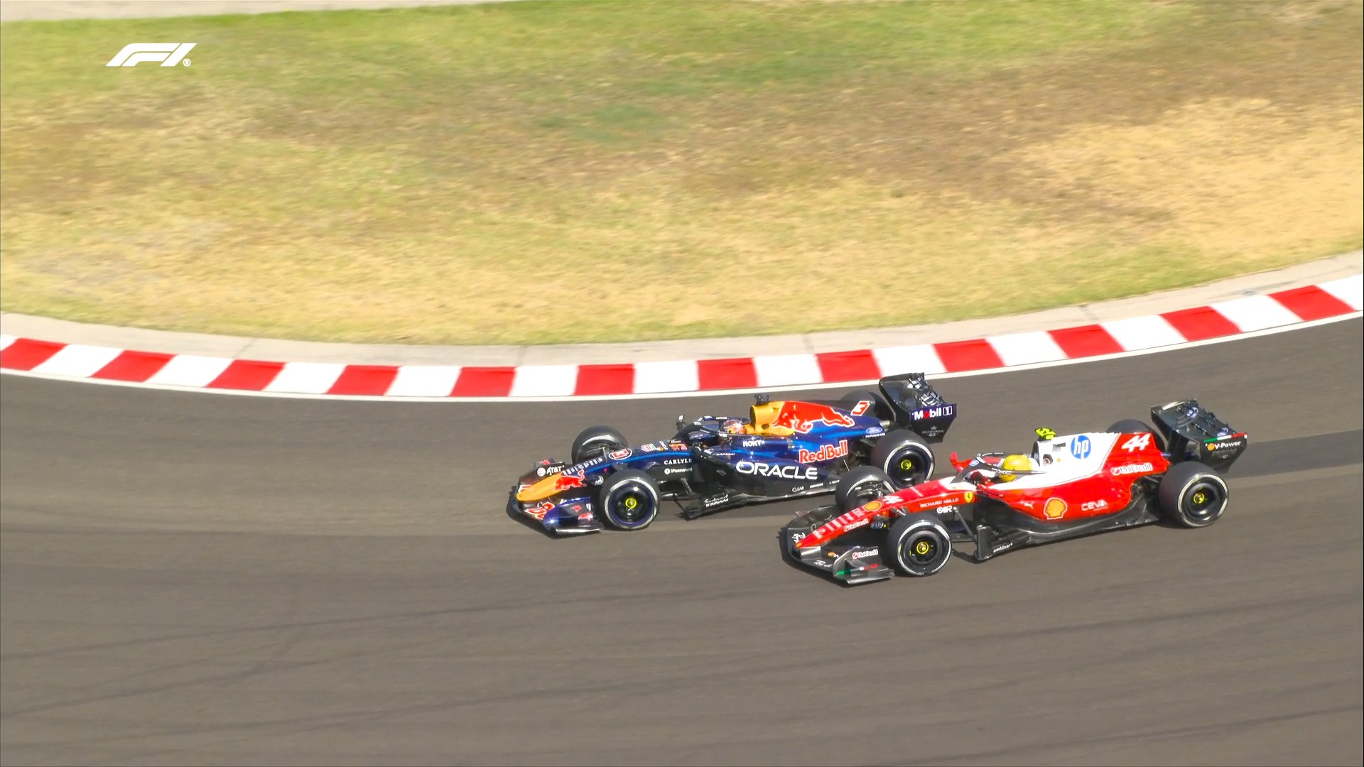 Toma de la señal de televisión de F1 mostrando el momento del adelantamiento entre el Red Bull de Verstappen y el Ferrari de Hamilton en la curva 1 del Hungaroring