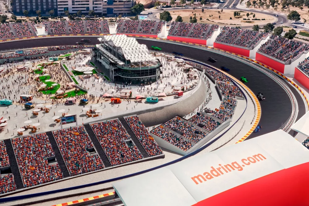 Render aéreo del circuito Madring con la marca madring.com, mostrando las gradas llenas de público y el trazado semiurbano junto al recinto de IFEMA en Madrid
