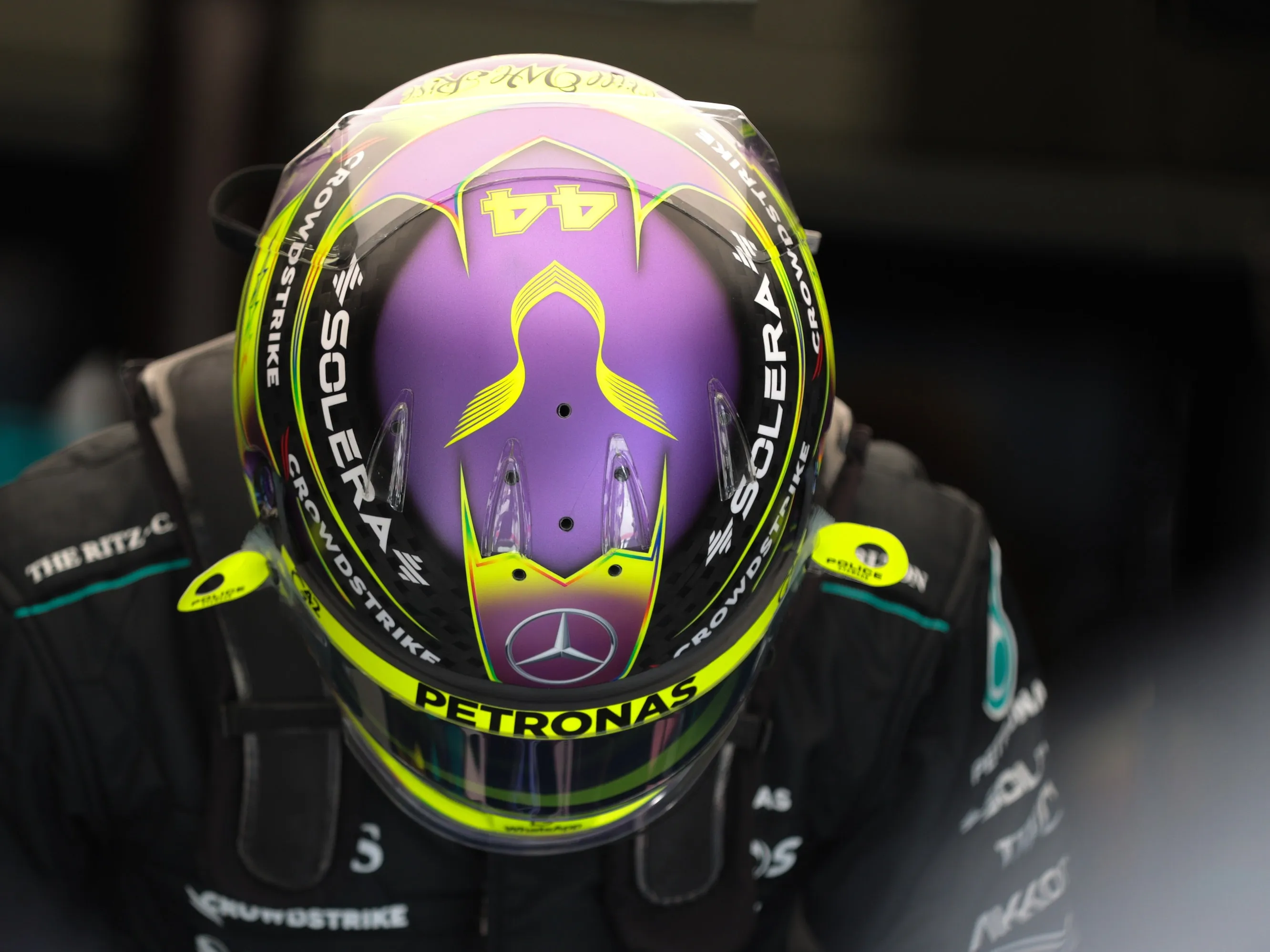 Vista superior del casco de Lewis Hamilton (Mercedes) mostrando la forma aerodinámica de la carcasa y los conductos de ventilación