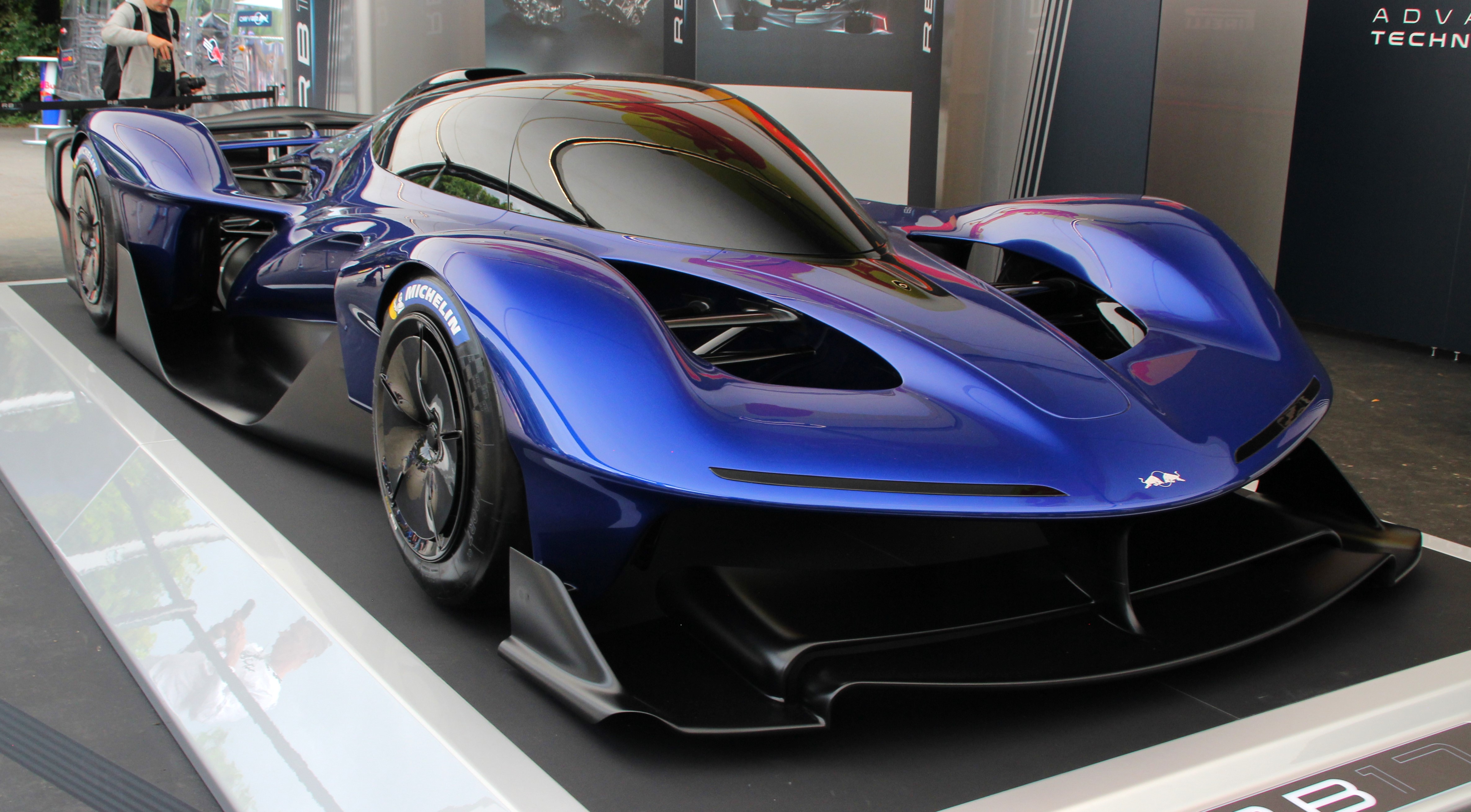 Red Bull RB17 expuesto en el stand de Red Bull Advanced Technologies, vista frontal de tres cuartos mostrando la aerodinámica extrema del coche