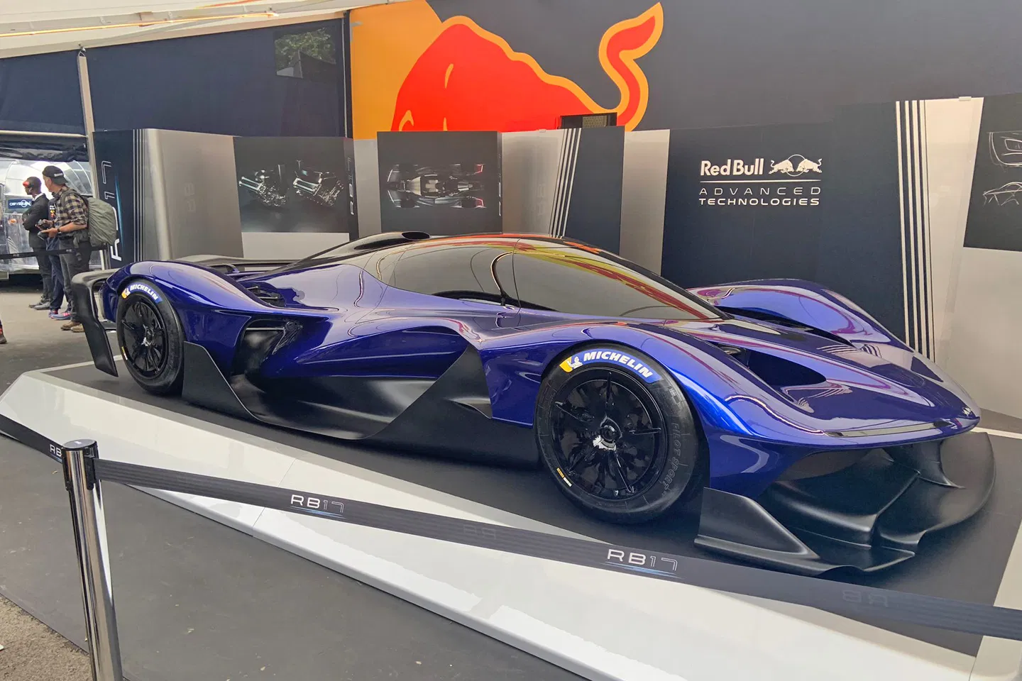 Red Bull RB17 expuesto en el stand de Red Bull Advanced Technologies durante el Goodwood Festival of Speed 2026, con el logo de la marca de fondo